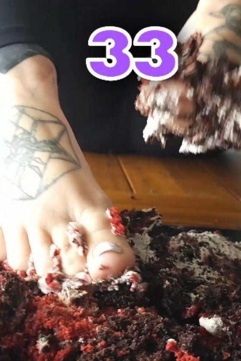 Crushed 33 Mini Cupcakes For My Birthday - Screenshot 1 of 4 - Food