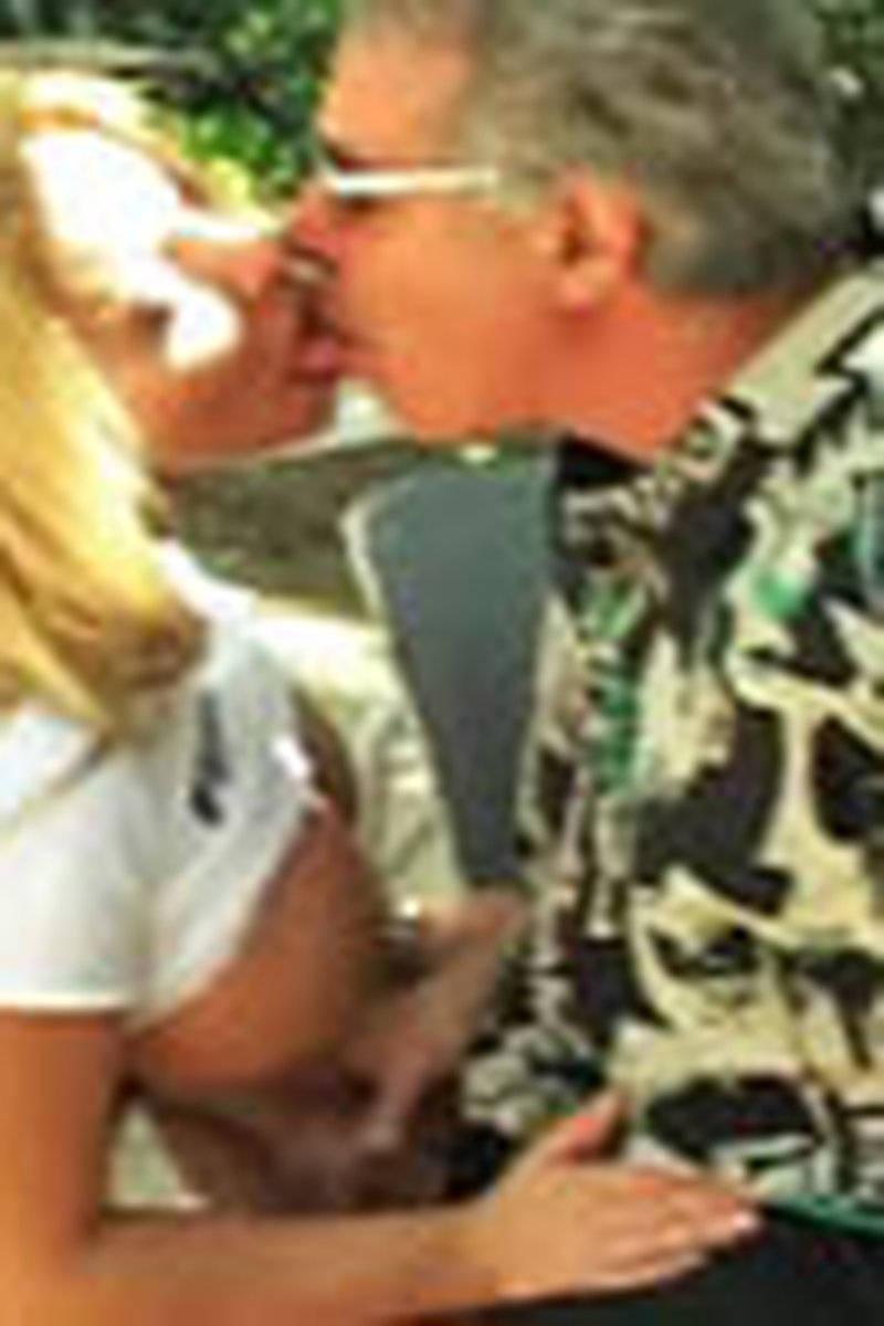 Blonde Bombshell Facesits - Screenshot 1 of 4 - Smother