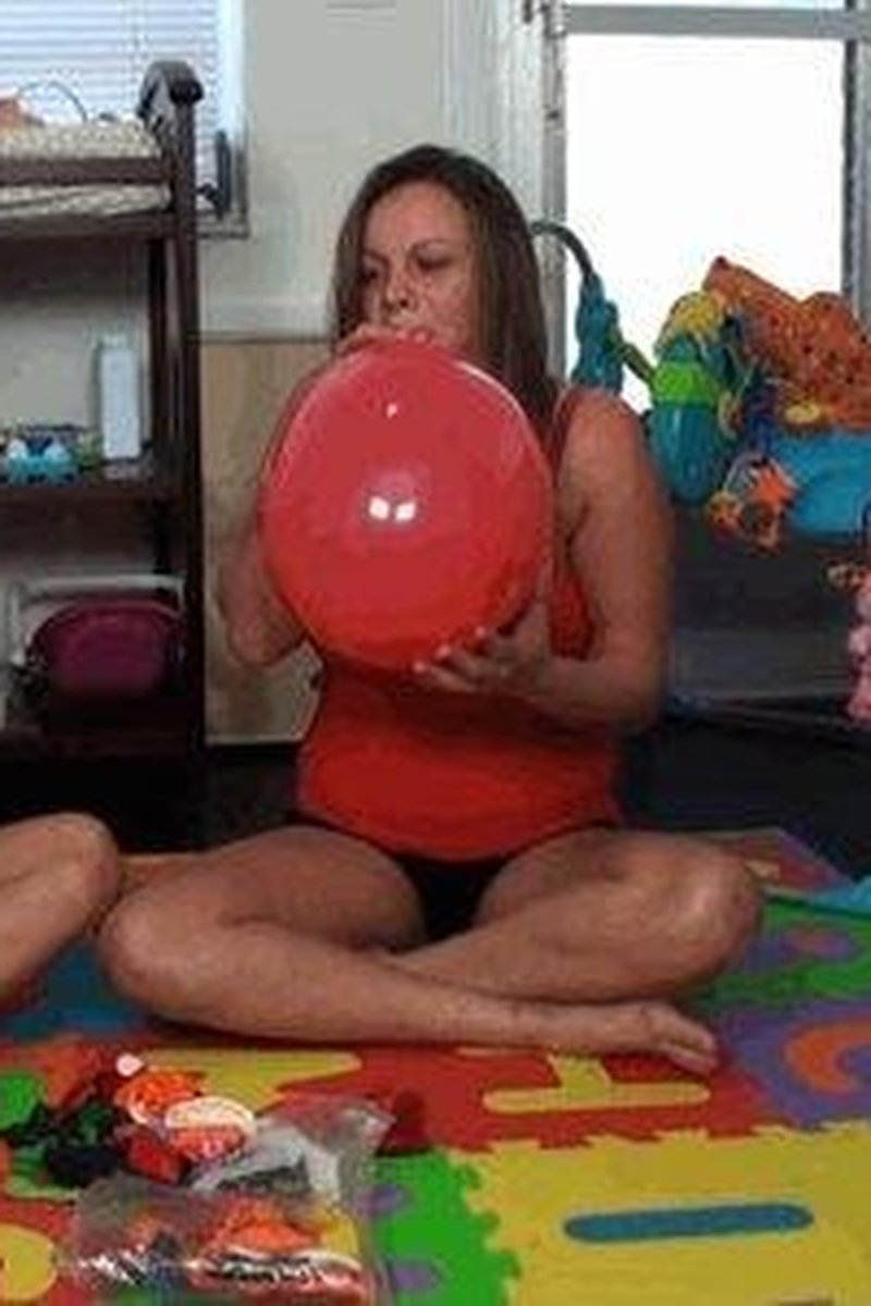 Heather & Mariah - Blow Balloons - Wmv Smartphone - Screenshot 1 of 4