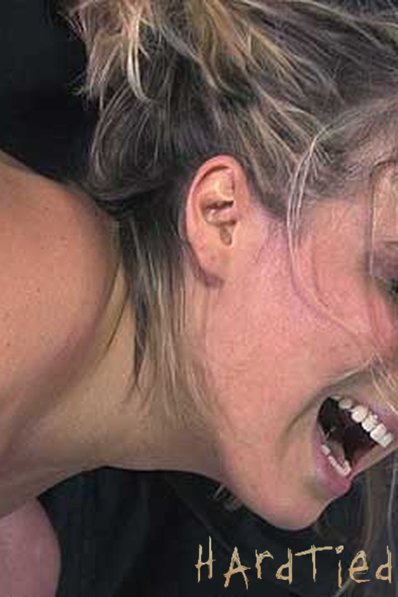 Complete Slut Part Two - Screenshot 1 of 4 - Blowjob