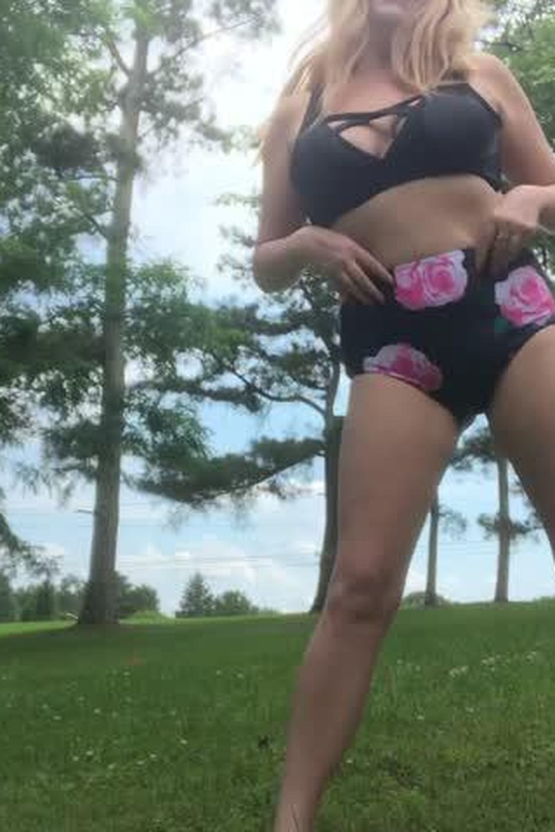 Public Flash & Pee - Screenshot 1 of 4 - Flashing