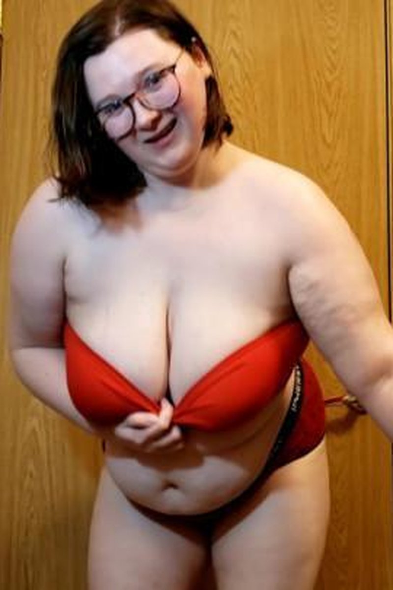 BBW Teasing In Red - Screenshot 1 of 4 - BBW