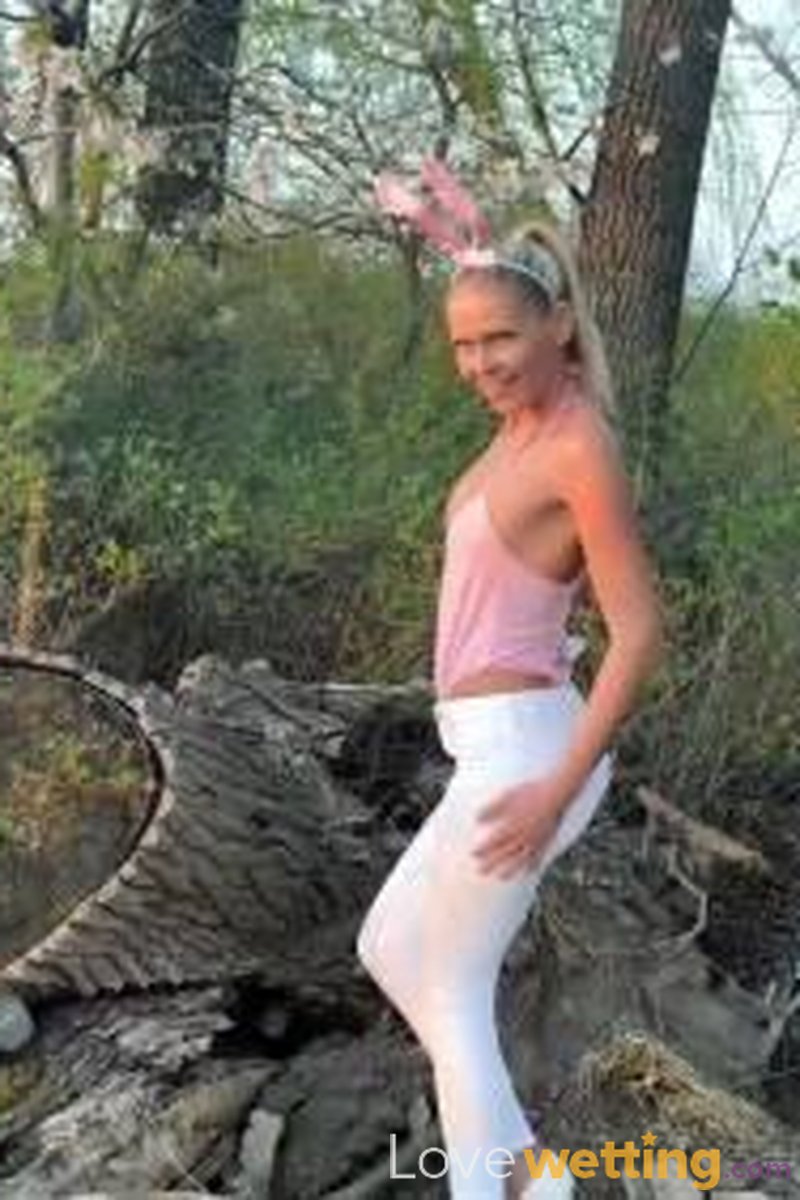Claudia - Easter Wetting - Screenshot 1 of 4 - Golden Shower