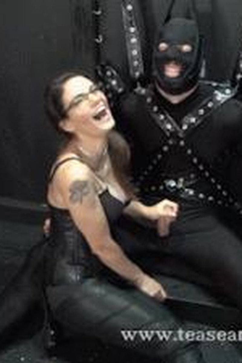 A Rough Cuddle - Screenshot 1 of 4 - Bondage