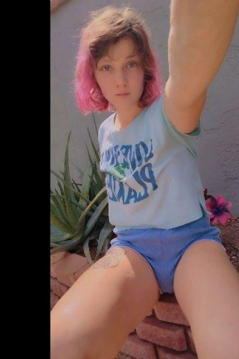 Backyard Pee - Screenshot 1 of 4 - Adorable