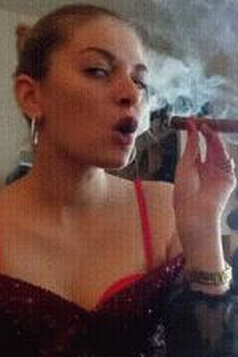 Cigar Break - Screenshot 1 of 4 - Blonde Hair (Female)