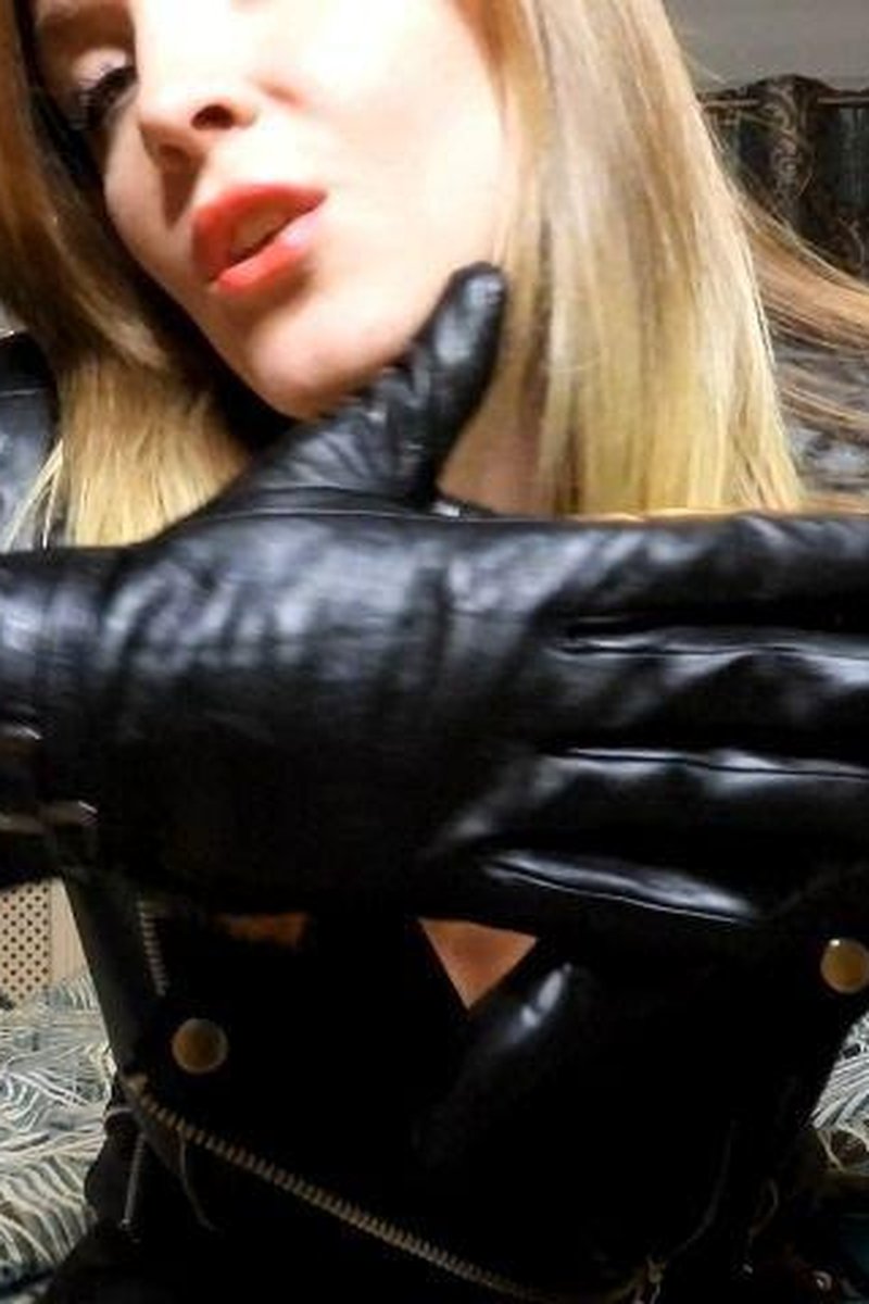 Leather Gloves - Screenshot 1 of 4 - Femdom