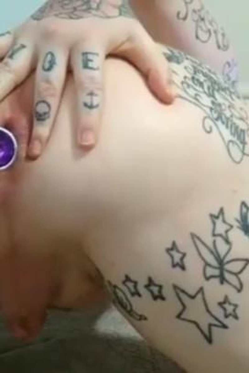 Butt Plug Play - Screenshot 1 of 4 - Anal