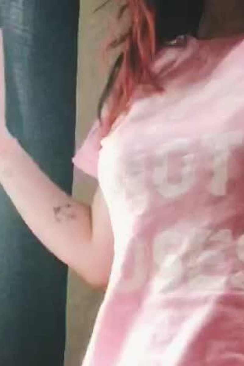 TP-manyvidslilshortcutie-kitten-plays-on-kitchen-table