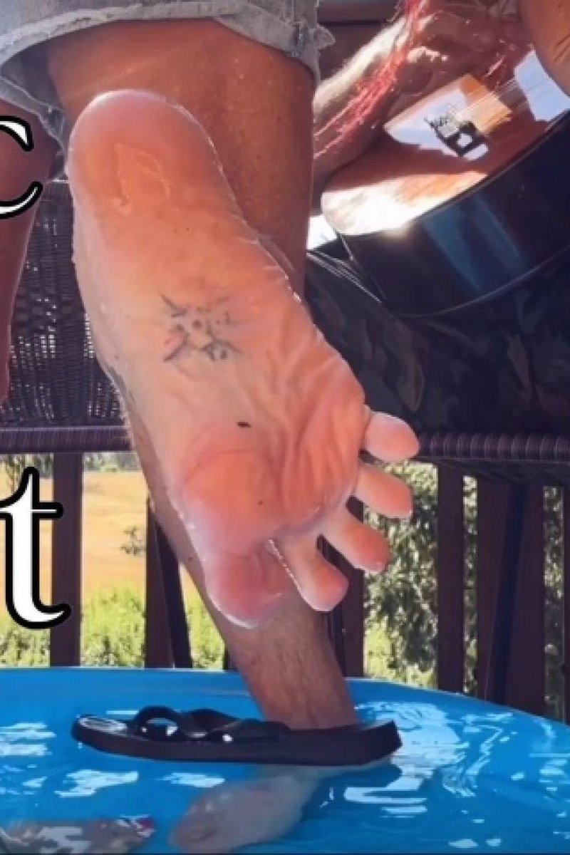 Music To My Feet - Screenshot 1 of 4 - Foot Fetish