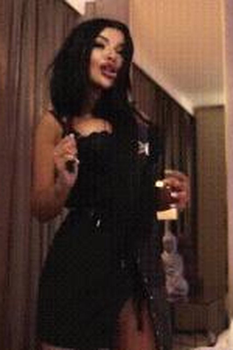 Charming Teasing - Screenshot 1 of 4 - Beautiful