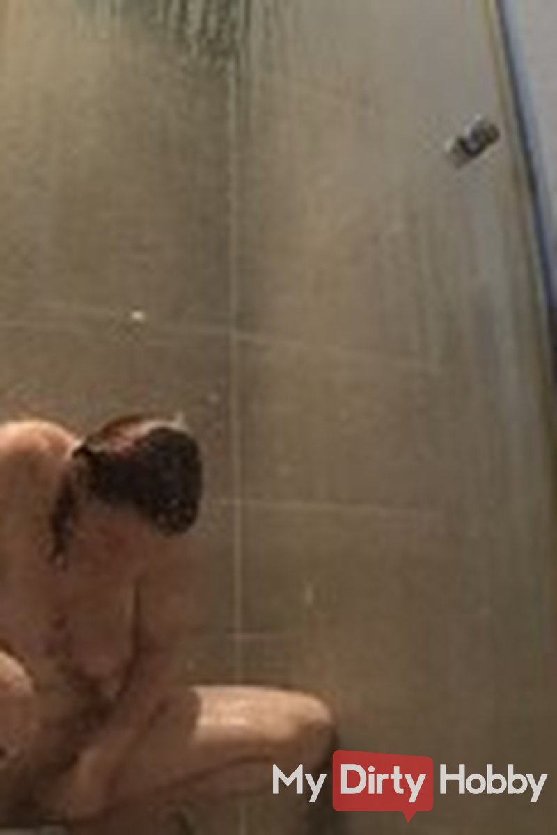 While Showering and Shaving - Screenshot 1 of 4 - Evi Swiss