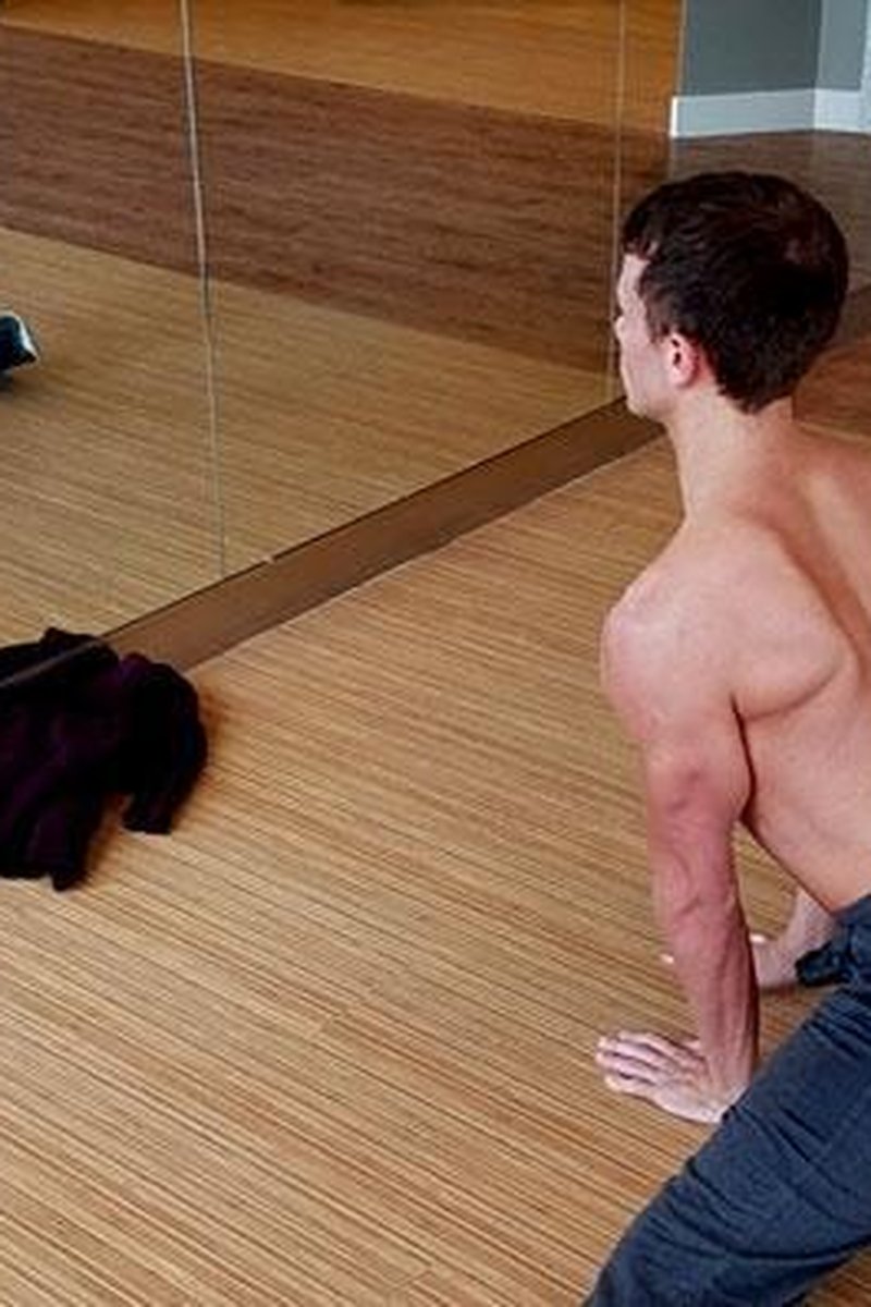 Logan Cross - Screenshot 1 of 4 - Cumshot