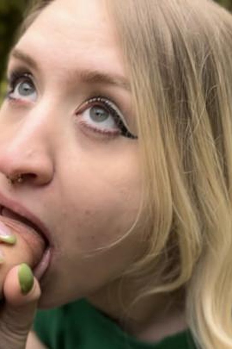 Forest Fellatio - Screenshot 1 of 4 - Blonde Hair (Female)