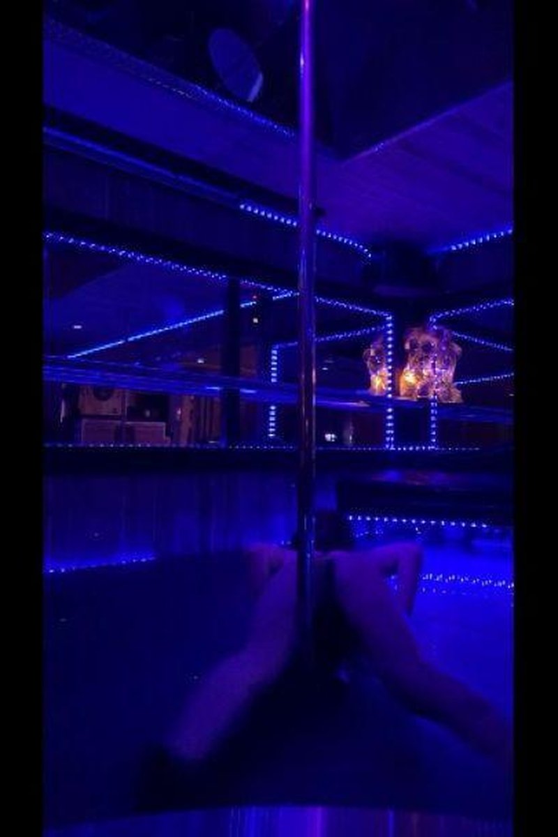Practicing Some Difficult Pole Tricks - Screenshot 1 of 4 - Musclemommy