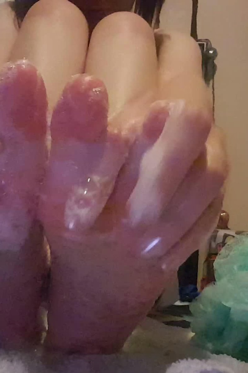 Soapy Feet - Screenshot 1 of 4 - Foot Fetish