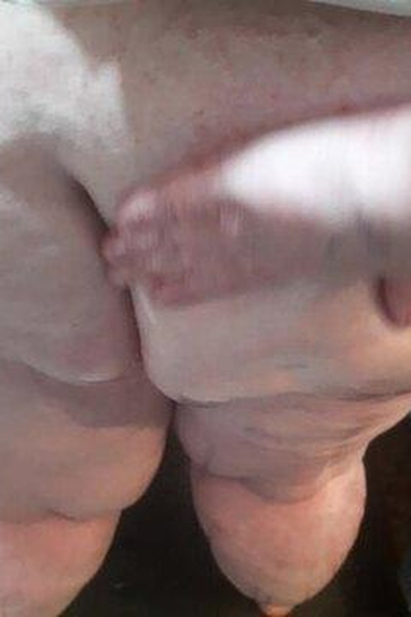 Oiled Up Booty - Screenshot 1 of 4 - Amateur