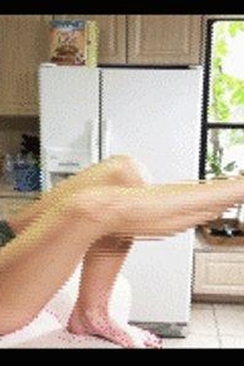 Mandy Taylor Busts His Face - Iphone Mp4 - Screenshot 1 of 4 - Bitch
