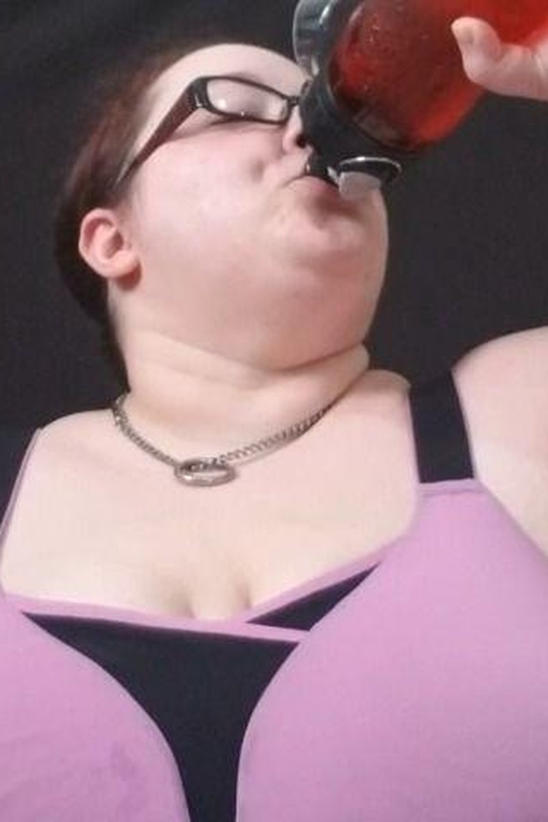 Chugging Cold Liquid - Screenshot 1 of 4 - Bbwssbbw