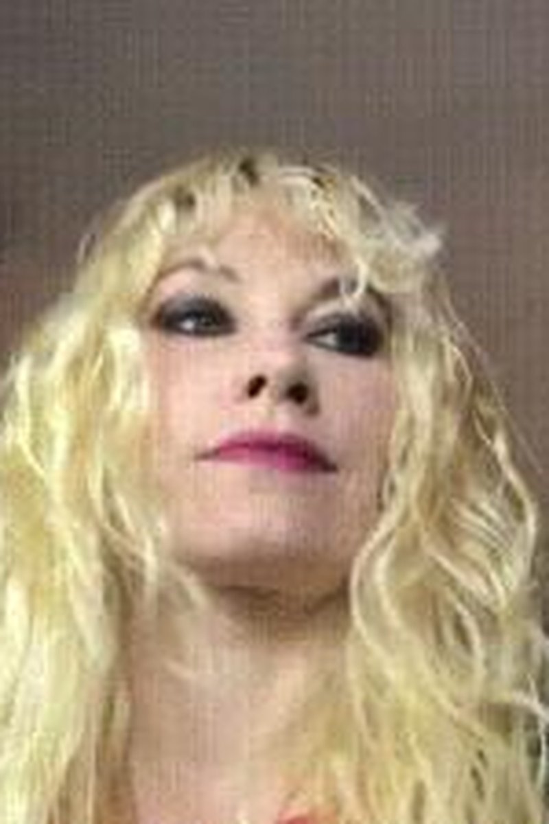 Lisa Devoring Apples - Screenshot 1 of 4 - Blonde Hair (Female)