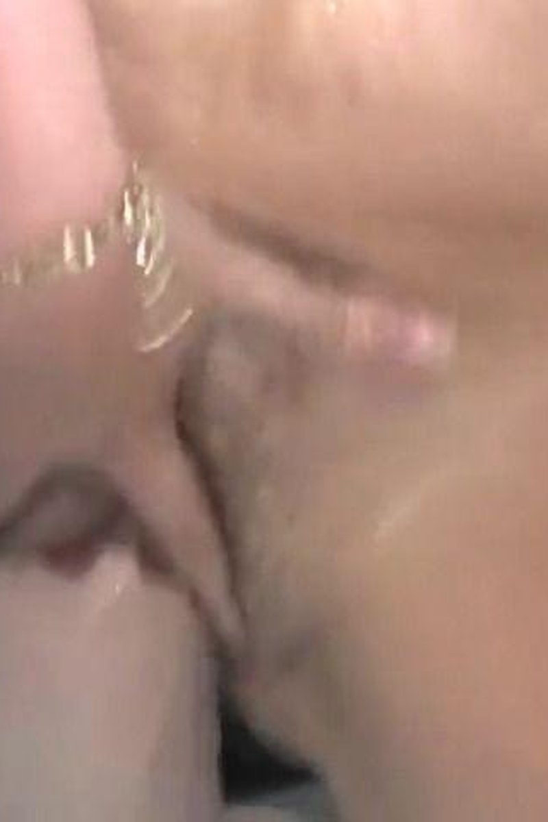 Huge Toy Insertion - Screenshot 1 of 4 - Real36dd