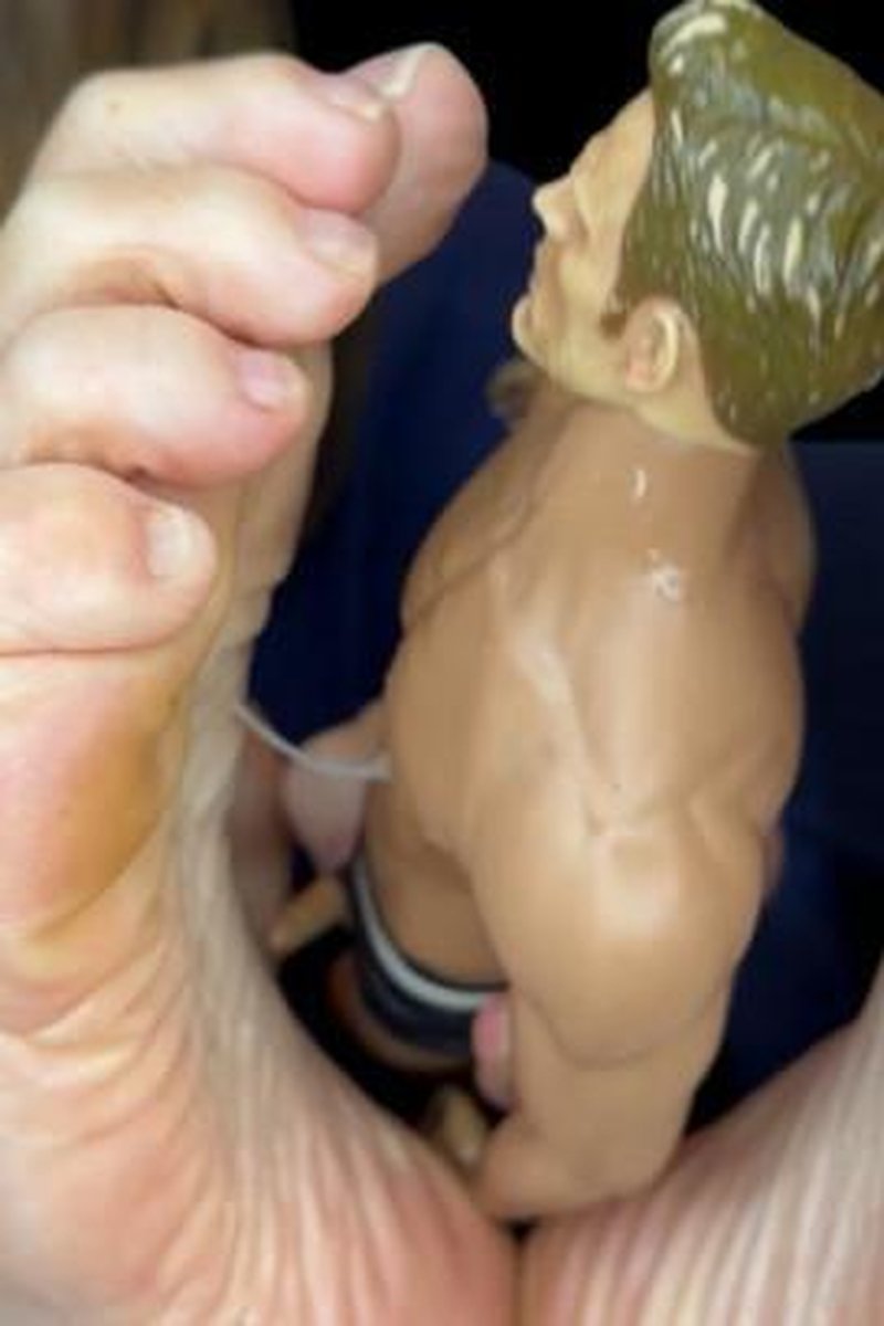 Tiny Man Foot Job - Footjob - Screenshot 1 of 4 - Fetish