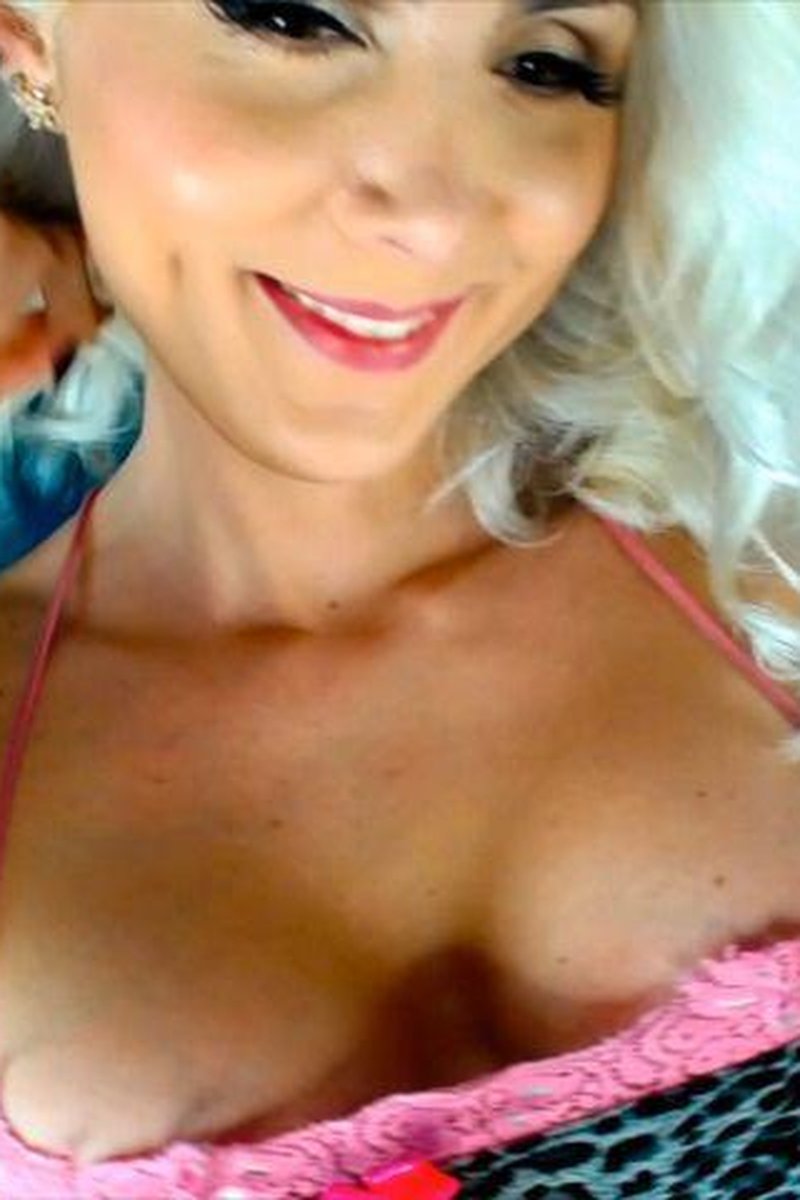 Hot Strip Tease Show - Screenshot 1 of 4 - Big Ass