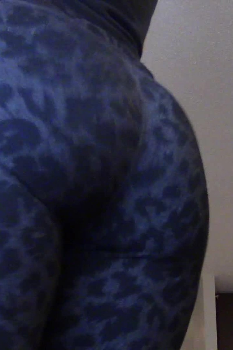 Legging Ass Worship - Screenshot 1 of 4 - Ass Fetish