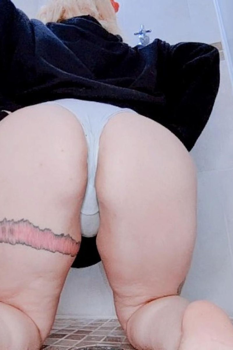 Dolphin Tail - Screenshot 1 of 4 - Blonde Hair (Female)