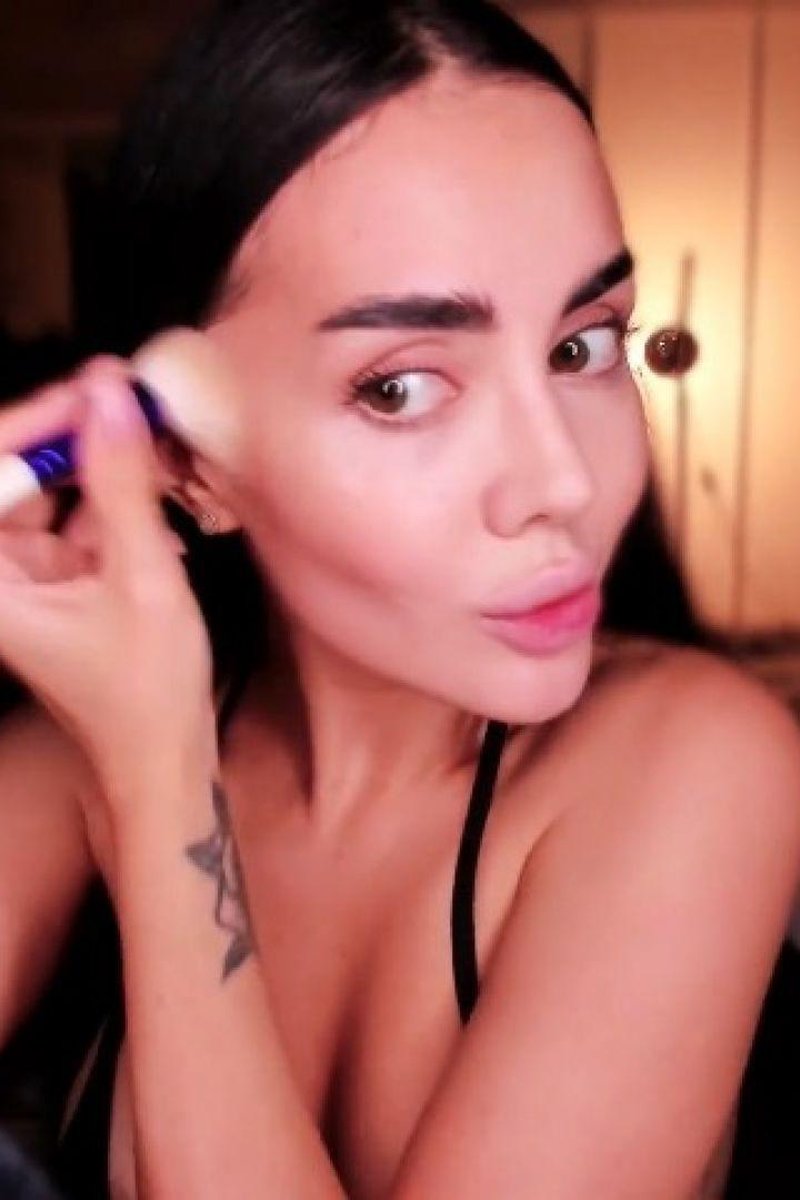 Refreshing My Make Up - Screenshot 1 of 4 - Babes