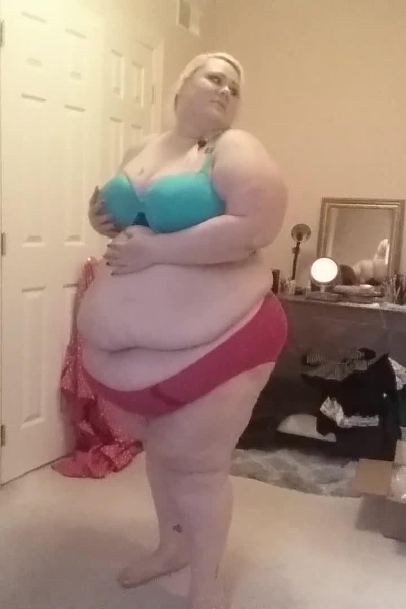 Bigger Bra Angle 2 - Screenshot 1 of 4 - BBW