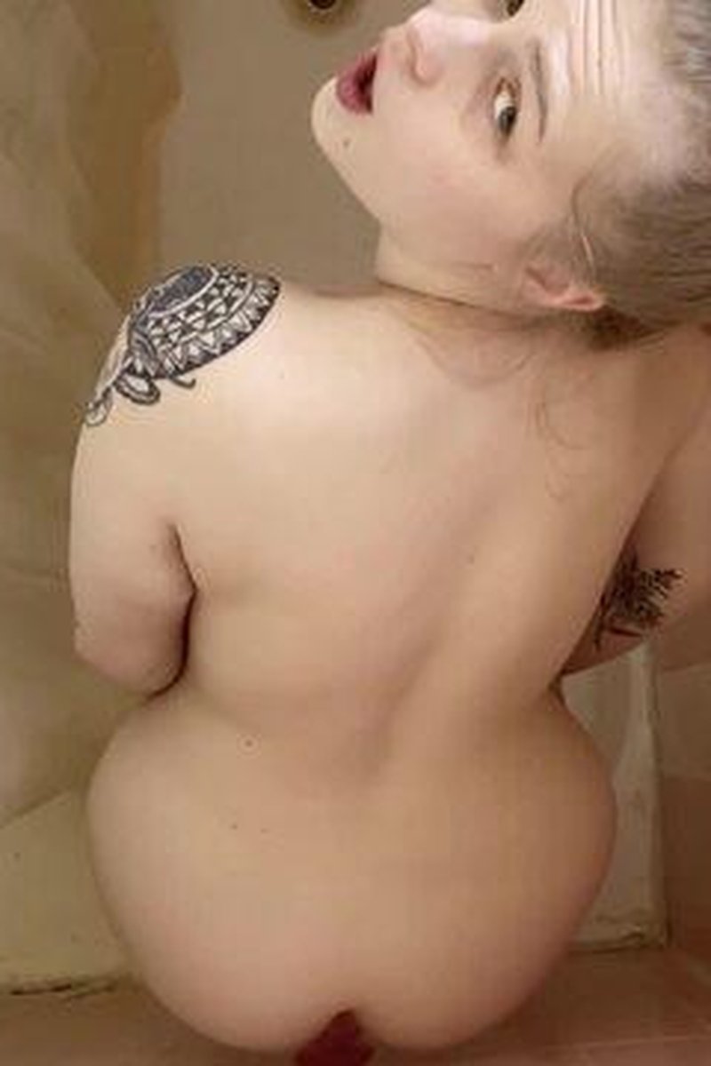 Pretending I'm Riding You In The Shower - Screenshot 1 of 4 - Amateur