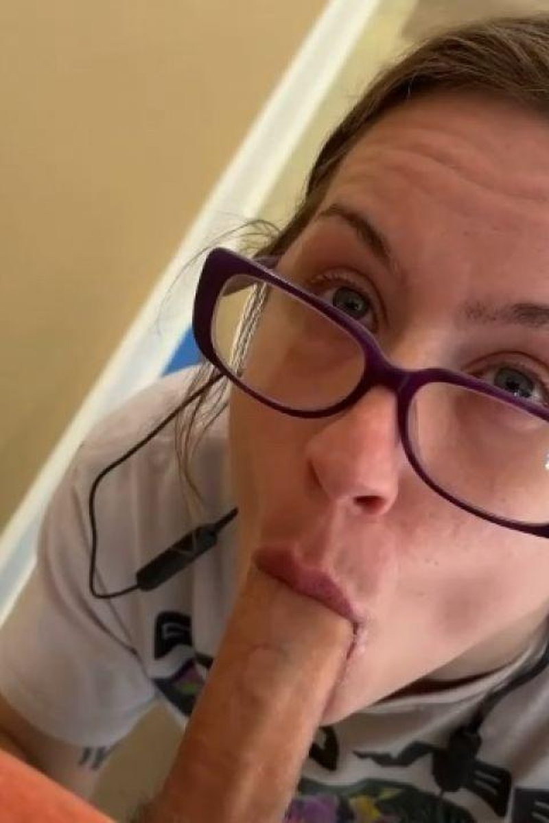 Taking A Break - Screenshot 1 of 4 - Blowjob