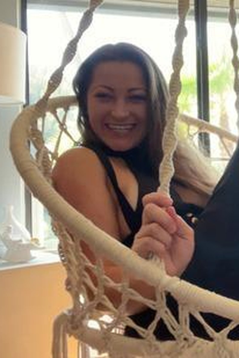 "Swinger" - Screenshot 1 of 4 - Masturbation