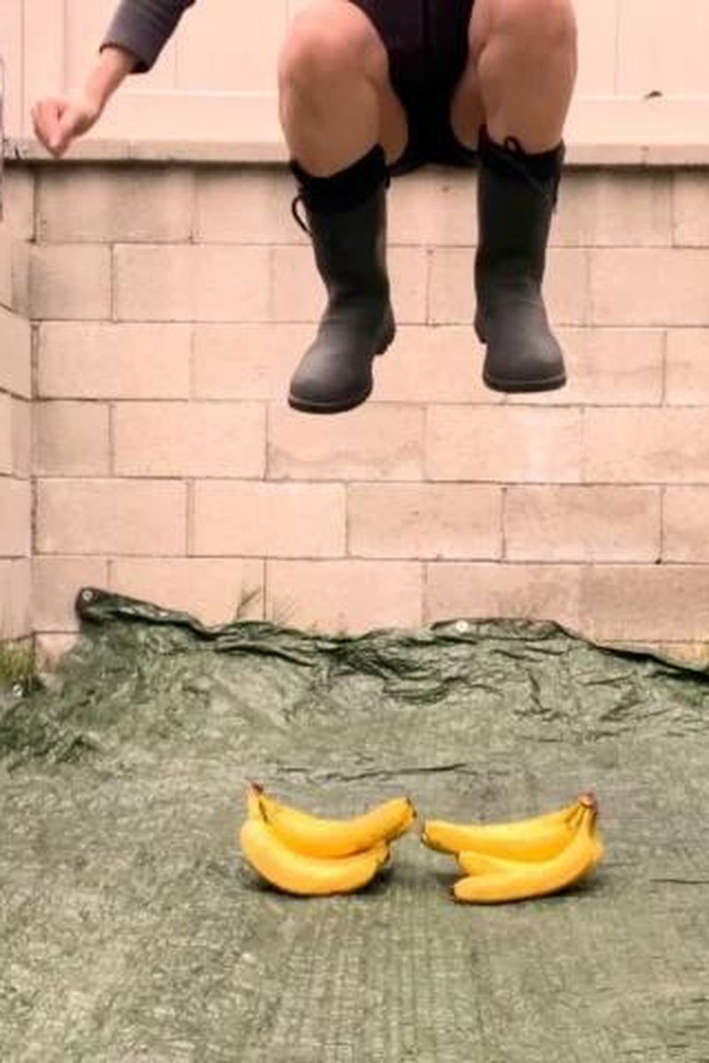 TP-yourvidsfrenchgoddess-annihilating-bananas-mercilessly