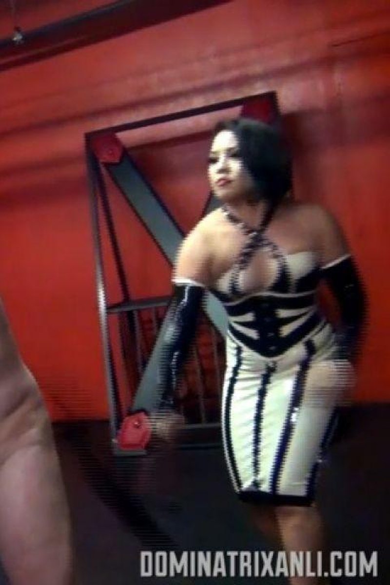 A Double Flogging - Screenshot 1 of 4 - Femdom