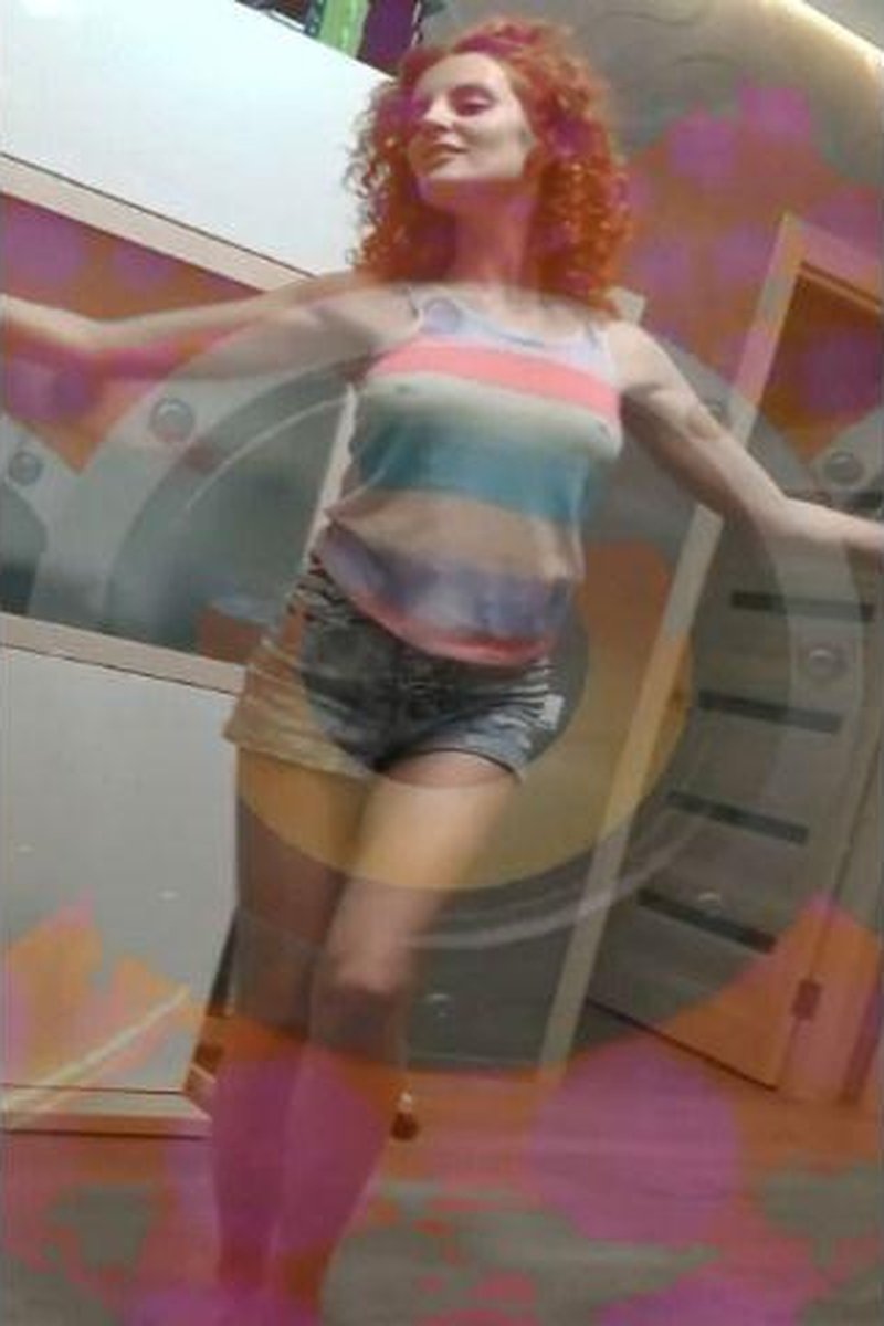 Expression Dance - Screenshot 1 of 4 - Dancing