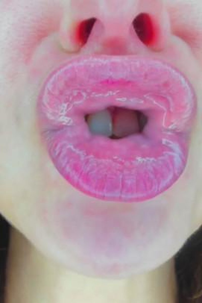 Lips Puckering - Screenshot 1 of 4 - Close Up