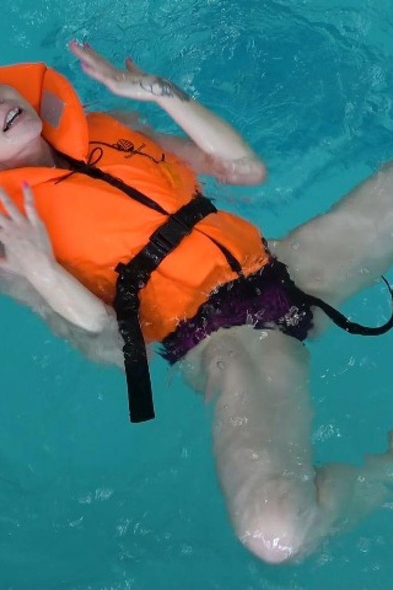 Lifejacket Pool Jumps - Screenshot 1 of 4 - Babes