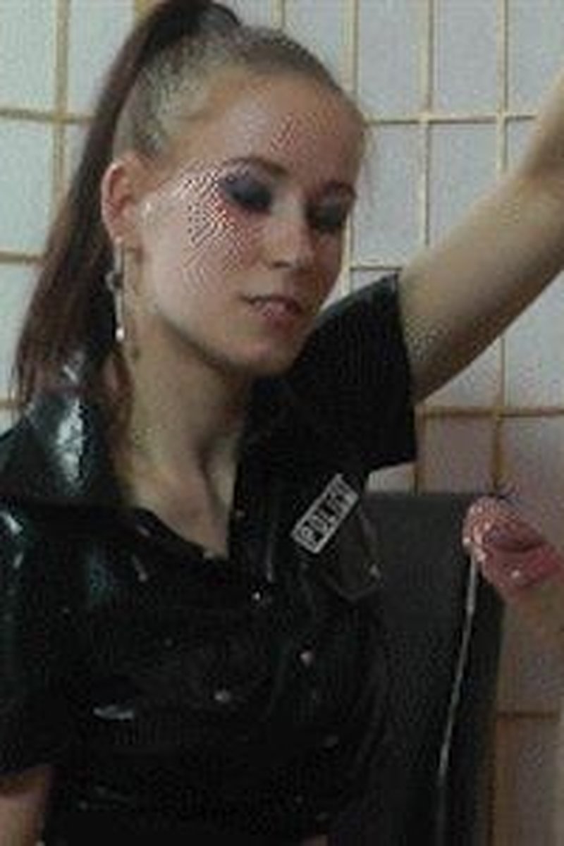 Prisoners Luck - Screenshot 1 of 4 - Femdom