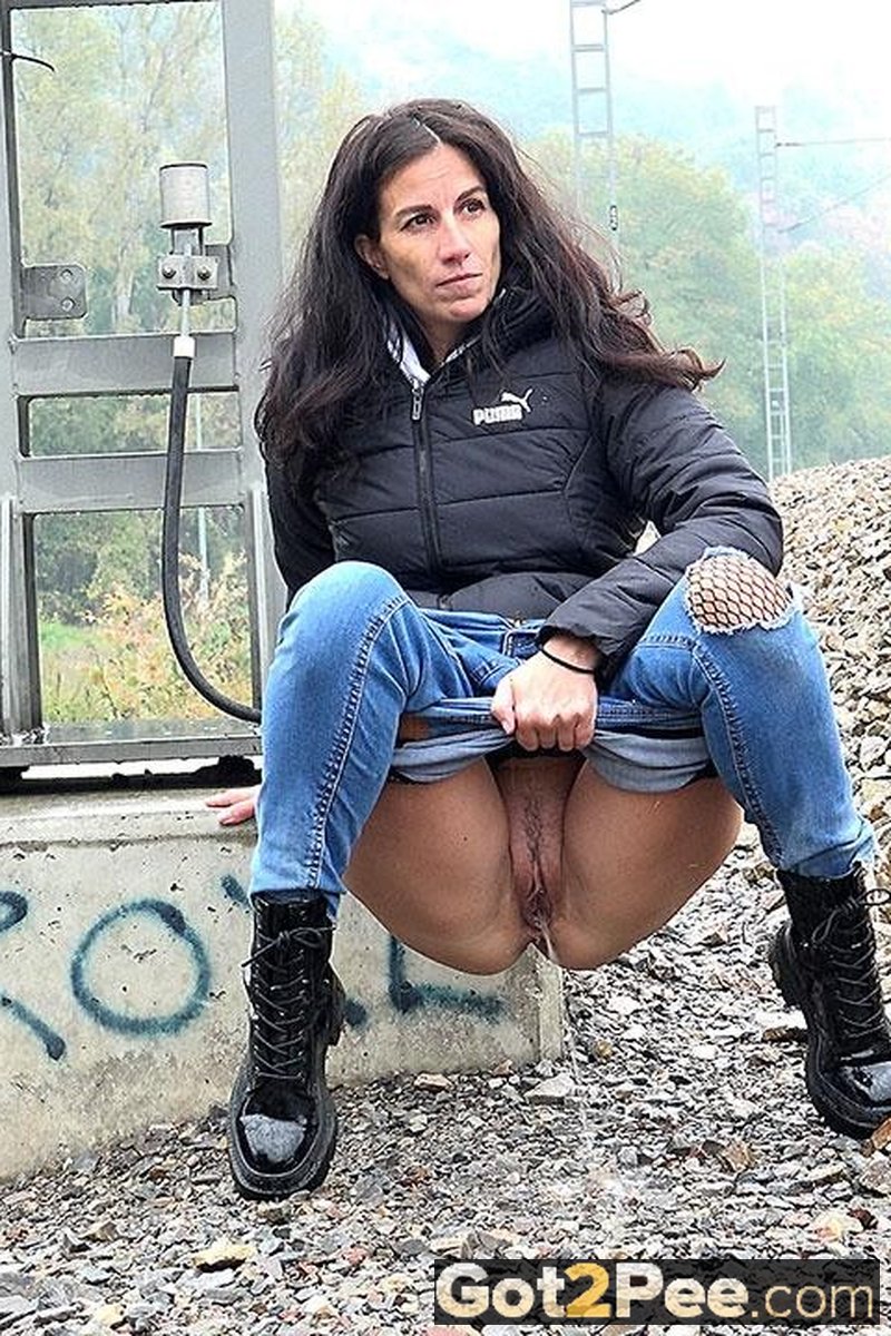 Gravelled Ground - Screenshot 1 of 4 - Golden Shower