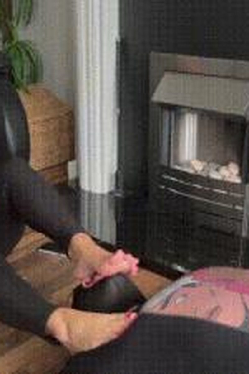 Slave Foot Stool - Screenshot 1 of 4 - British Domme