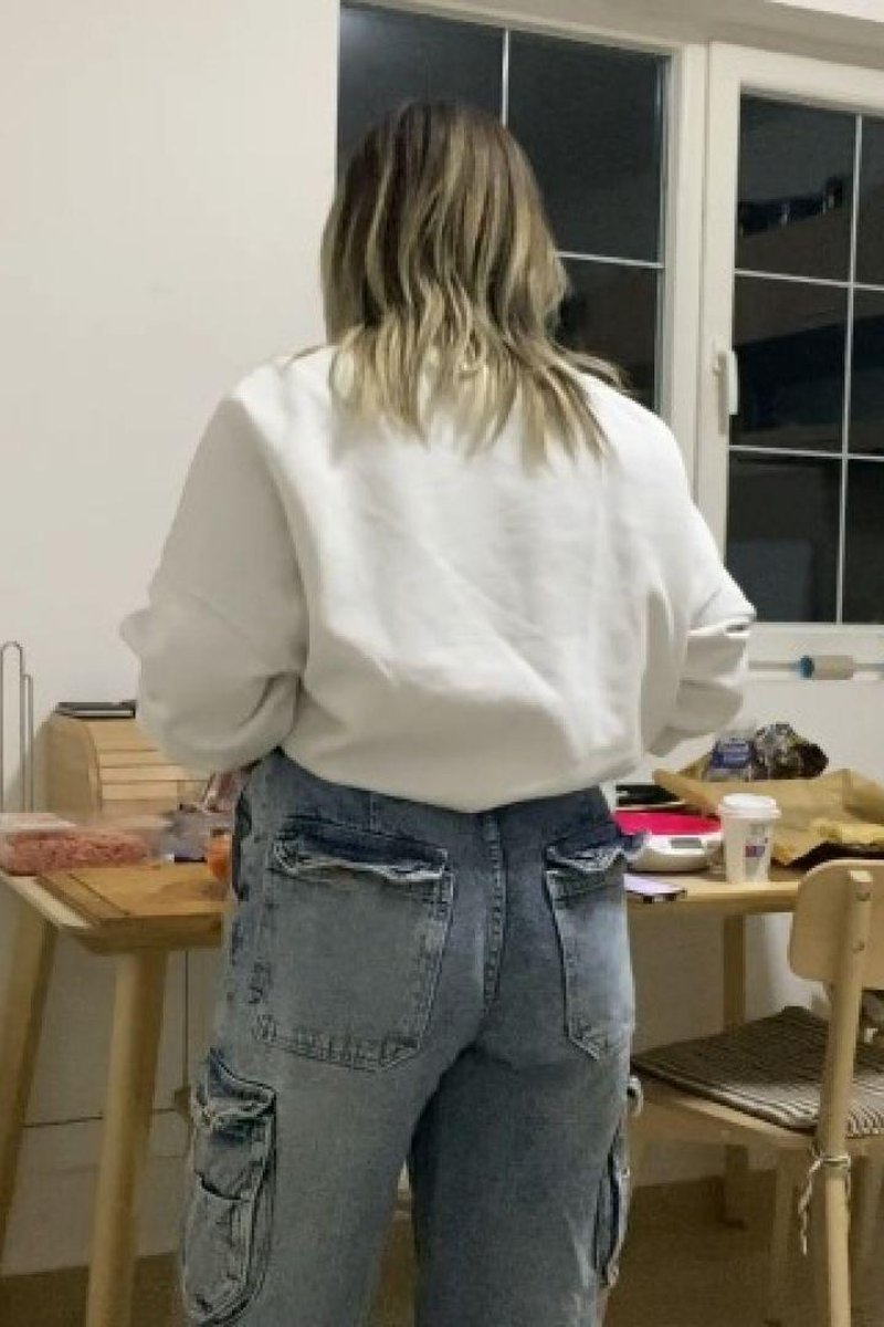 Farting While Cooking - Screenshot 1 of 4 - Blonde Hair (Female)