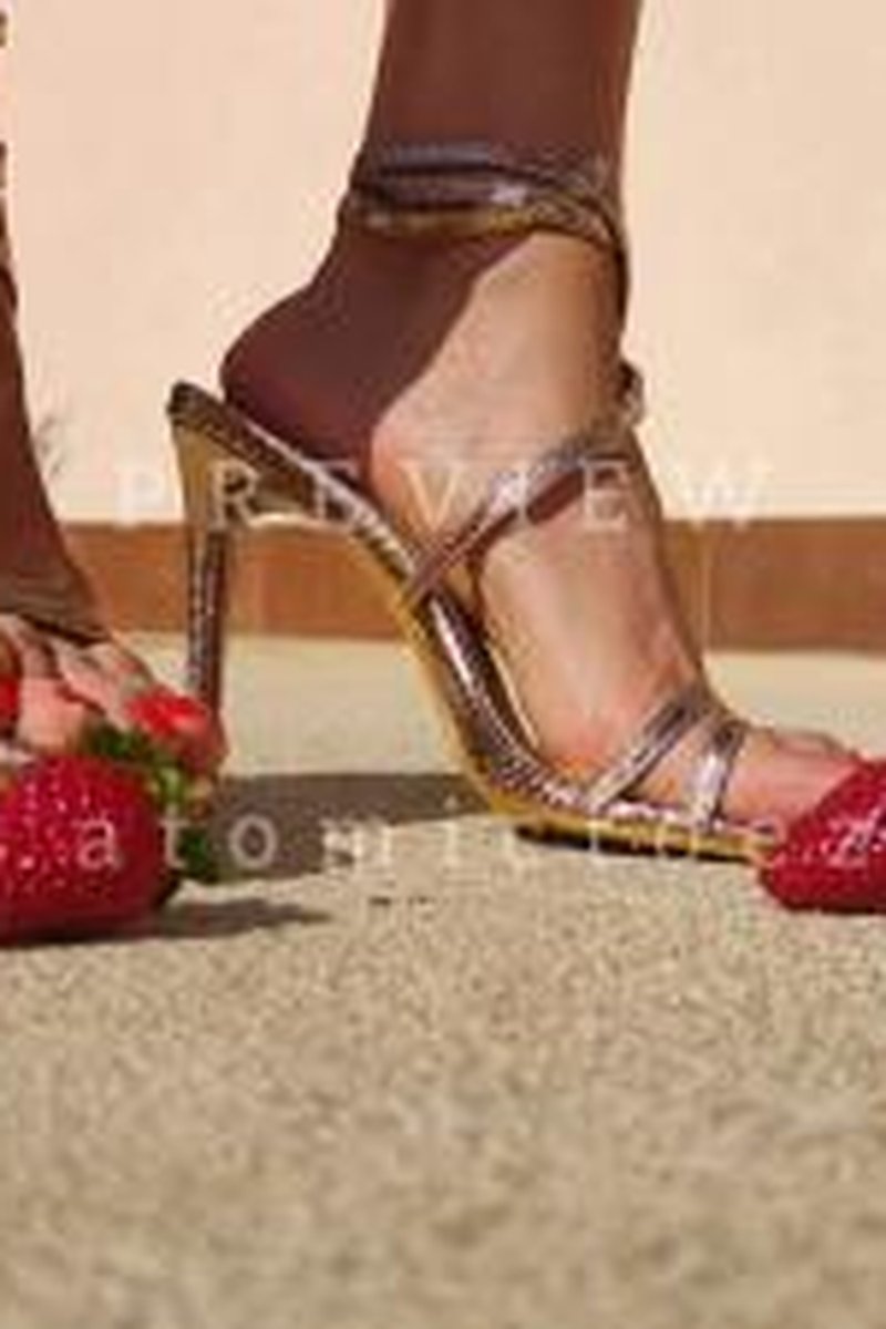 Flat Strawberries - Screenshot 1 of 4 - Fetish