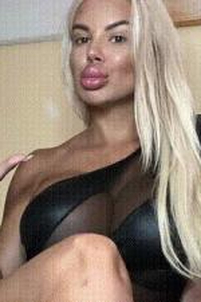 Dumb Loser - Screenshot 1 of 4 - Blonde Hair (Female)