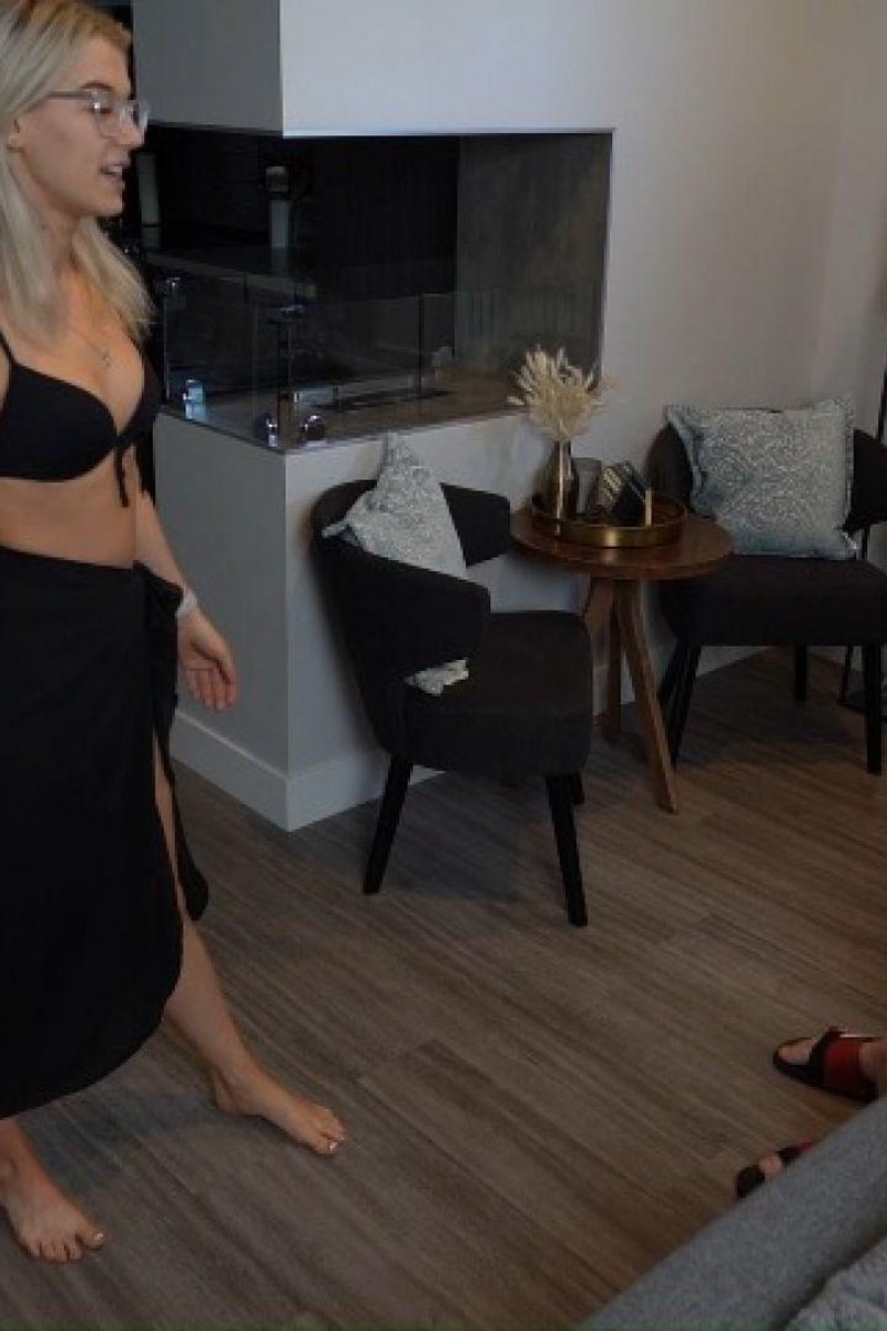 Swimsuit Ballbusting - Screenshot 1 of 4 - Femdom