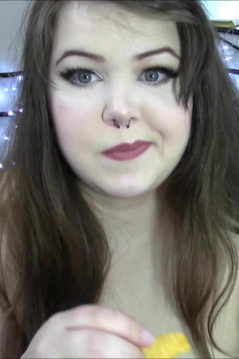 Closeup Snacking - Screenshot 1 of 4 - BBW
