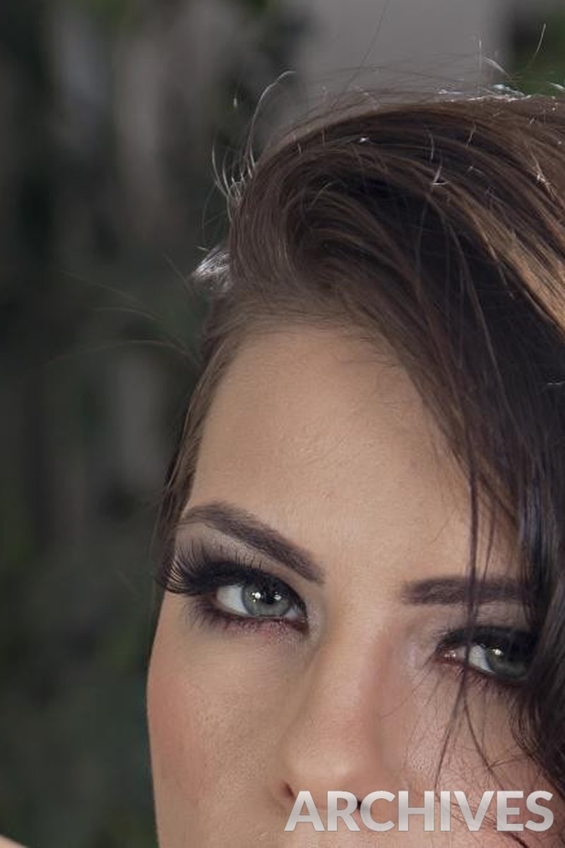 White Hot - Screenshot 1 of 4 - Brown Hair