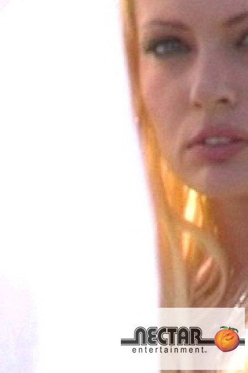 2 Whores Oustide - Screenshot 1 of 4 - Blond Hair