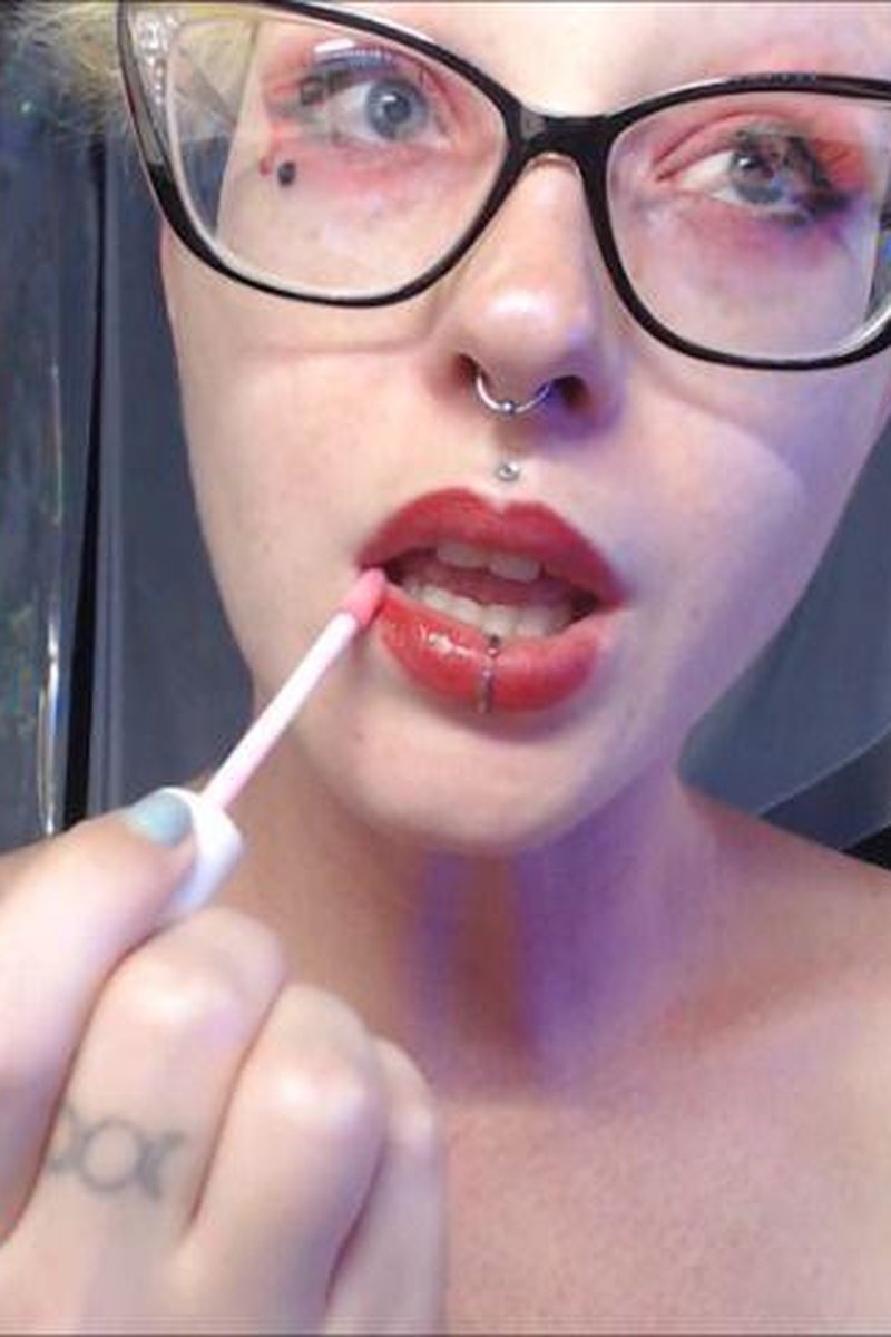 Glossy Lips - Screenshot 1 of 4 - Lipstick Fetish